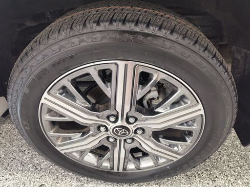 Used 2024 Toyota Sequoia Capstone AWD/4WD image 51