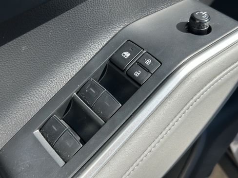 Used 2022 Toyota Highlander XLE AWD/4WD image 16