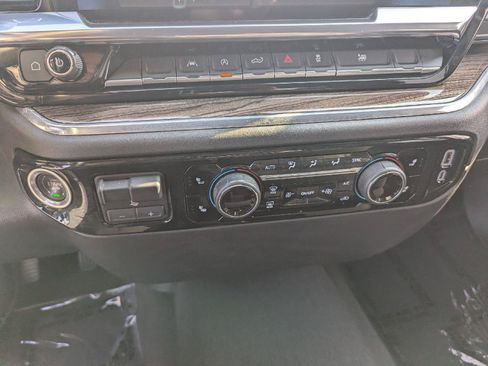 Used 2025 Chevrolet Silverado 1500 LT AWD/4WD image 16