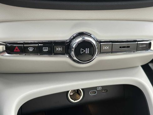 Used 2025 Volvo XC40 B5 Plus w/ Protection Package Premier image 29