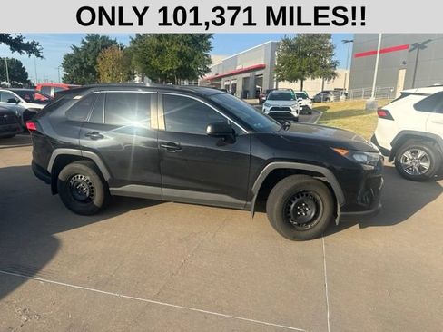 Used 2021 Toyota RAV4 LE FWD image 2