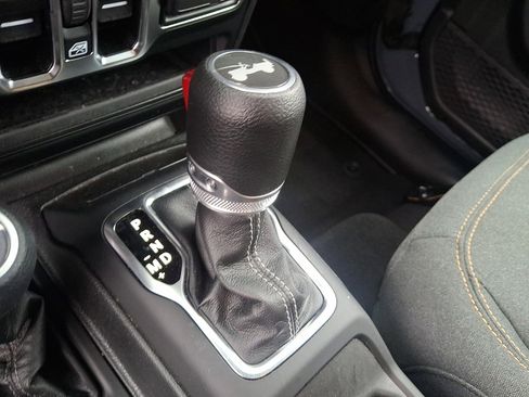 Used 2025 Jeep Wrangler Unlimited Sahara image 13