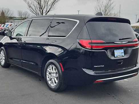 New 2026 Chrysler Pacifica Select image 4