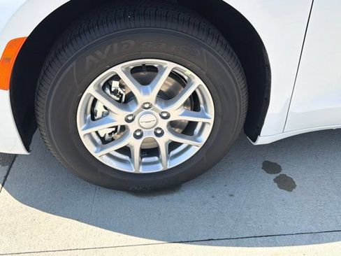 New 2027 Chrysler Pacifica Select FWD image 28