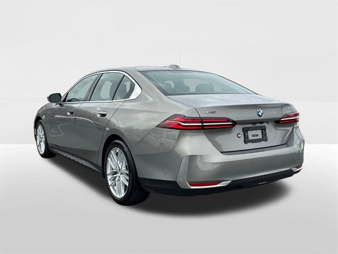 Used 2024 BMW 530i xDrive w/ Premium Package image 2