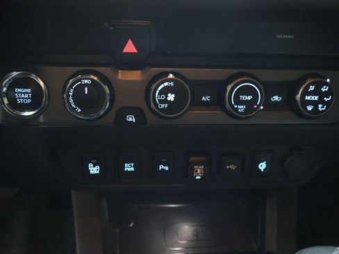 Used 2020 Toyota Tacoma TRD Off-Road w/ Technology Package AWD/4WD image 22