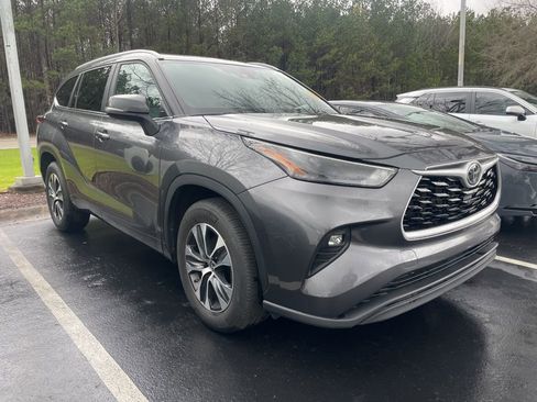 Used 2024 Toyota Highlander XLE image 2