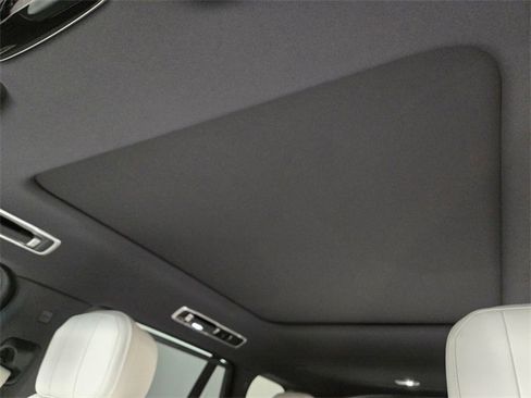 Used 2025 Land Rover Range Rover Long Wheelbase SE image 14