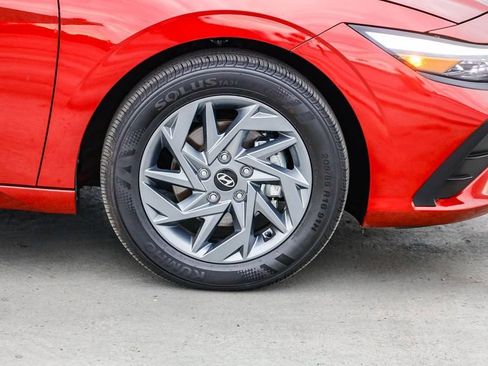 Used 2024 Hyundai Elantra Blue image 11