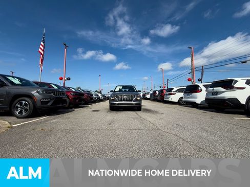 Certified 2024 Hyundai Venue SEL FWD image 4