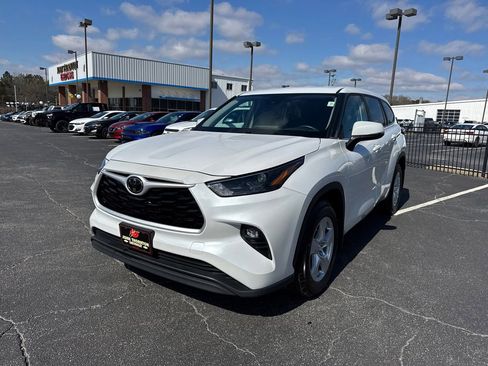 Used 2023 Toyota Highlander LE image 2