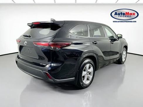 Used 2024 Toyota Highlander LE image 2