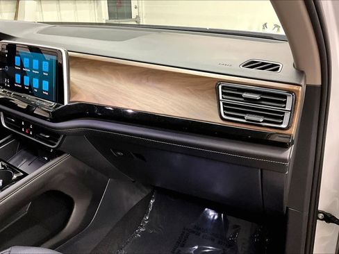 Used 2025 Volkswagen Atlas SE w/ Panoramic Sunroof Package image 18