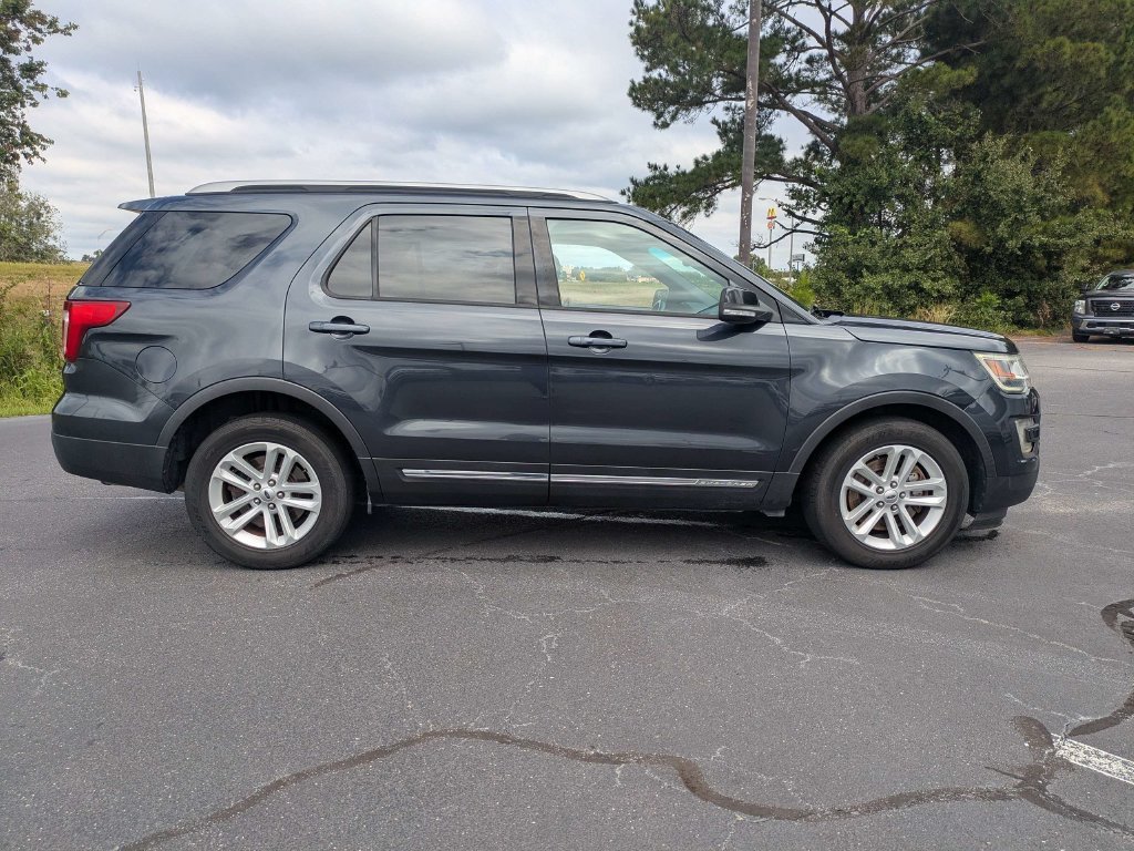 Used 2017 Ford Explorer XLT w/ Equipment Group 202A FWD image 3