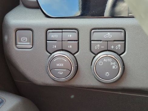 Used 2023 Chevrolet Silverado 1500 LT w/ Z71 Off-Road Package AWD/4WD image 12