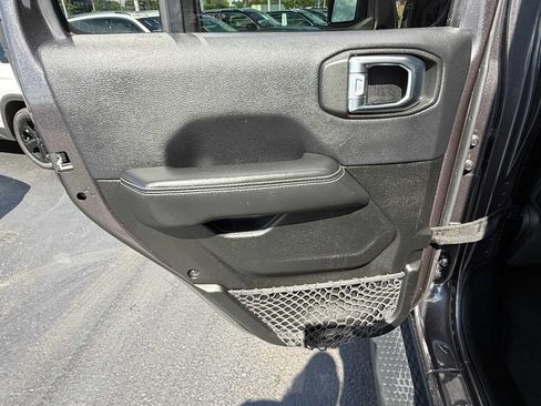 Used 2018 Jeep Wrangler Unlimited Sahara AWD/4WD image 18