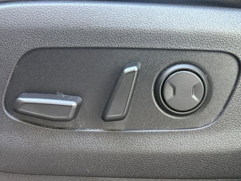 Used 2024 Kia Carnival EX image 22