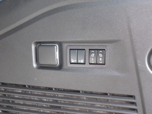 Used 2025 Chevrolet Suburban Premier image 37