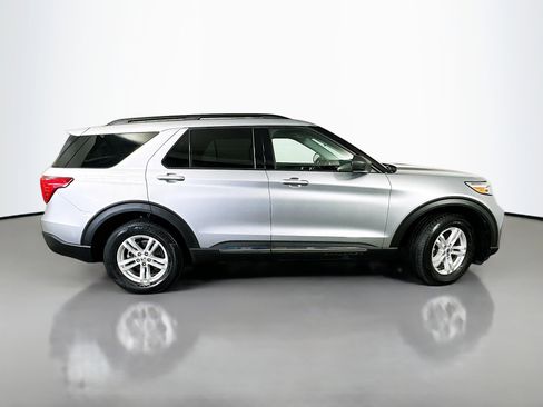 Used 2022 Ford Explorer XLT w/ Equipment Group 202A image 8