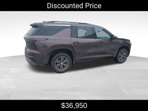 Used 2024 Chevrolet Traverse LT w/ Trailering Package image 3