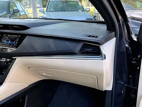 Used 2018 Cadillac XT5 FWD image 18