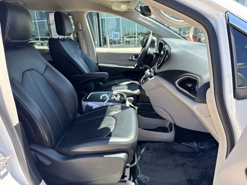 Certified 2023 Chrysler Pacifica Touring-L FWD image 29