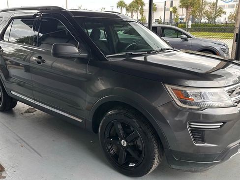 Used 2018 Ford Explorer XLT image 5