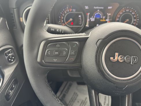 Used 2025 Jeep Gladiator Sport AWD/4WD image 9