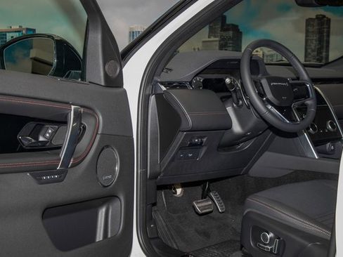 Used 2023 Land Rover Discovery Sport SE R-Dynamic image 13