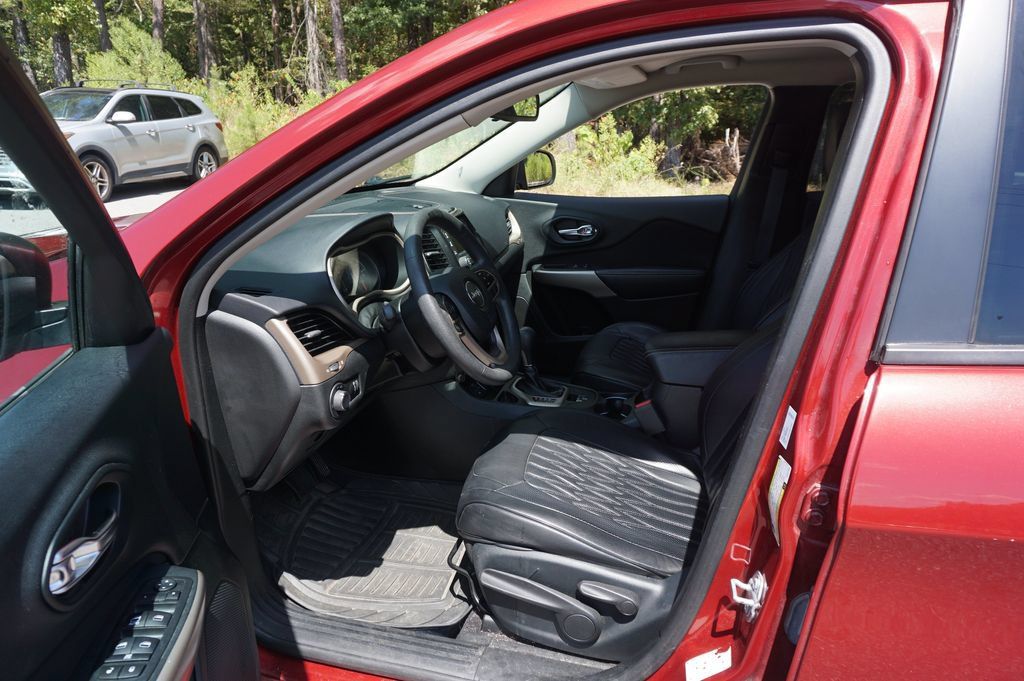Used 2017 Jeep Cherokee Sport FWD image 2