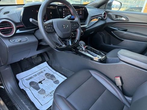 Used 2025 Chevrolet Trax RS image 17