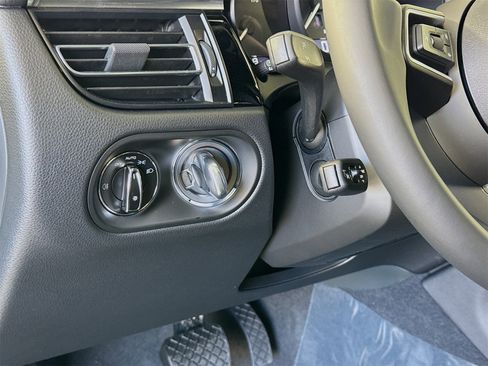 Used 2025 Porsche Macan image 18