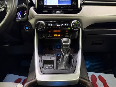 Used 2021 Toyota RAV4 Limited image 15