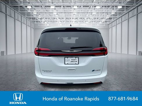 Used 2023 Chrysler Pacifica Limited FWD image 6