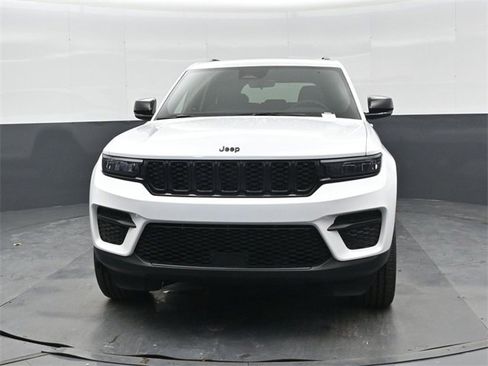 New 2025 Jeep Grand Cherokee Altitude image 8