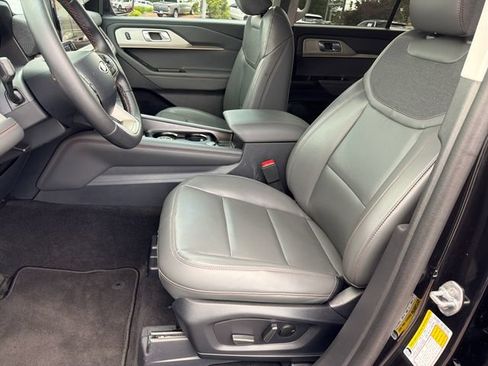 Used 2025 Ford Explorer Active w/ Active Comfort Package AWD/4WD image 9