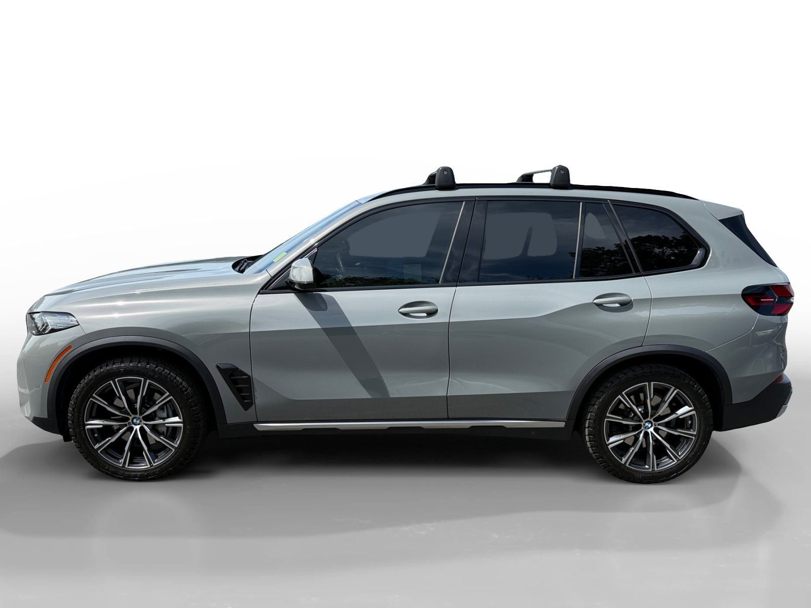 Used 2025 BMW X5 xDrive40i w/ M Sport Package AWD/4WD image 2