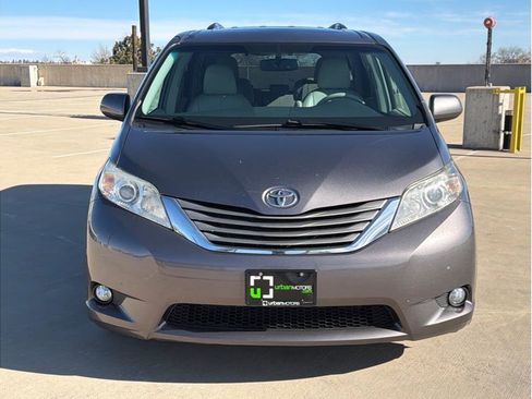 Used 2012 Toyota Sienna XLE image 2