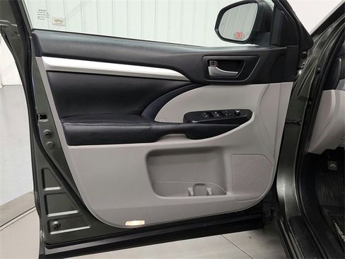 Used 2019 Toyota Highlander XLE image 29