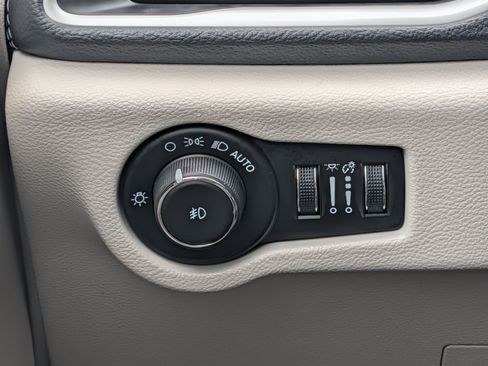 Used 2024 Chrysler Pacifica Limited FWD image 26