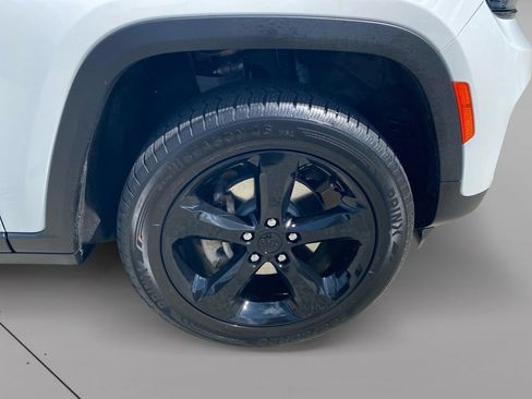 Used 2023 Jeep Grand Cherokee Altitude AWD/4WD image 9