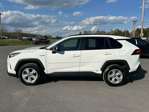 Used 2021 Toyota RAV4 LE AWD/4WD image 2