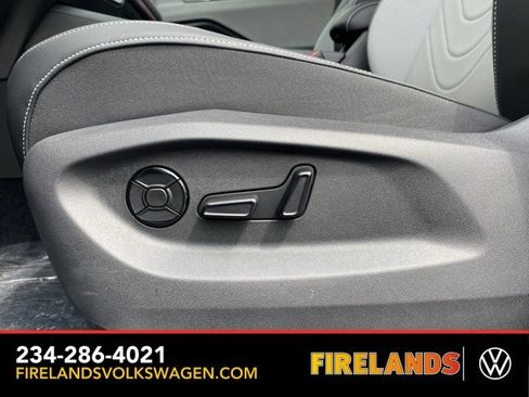 New 2025 Volkswagen Tiguan SE image 29