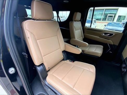 Used 2024 Chevrolet Suburban Premier image 18