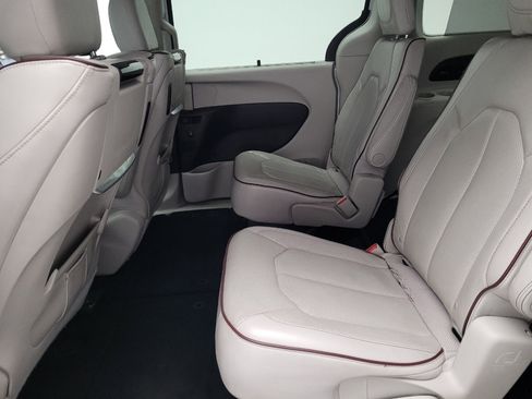 Used 2017 Chrysler Pacifica Limited w/ UConnect Theater Package image 18