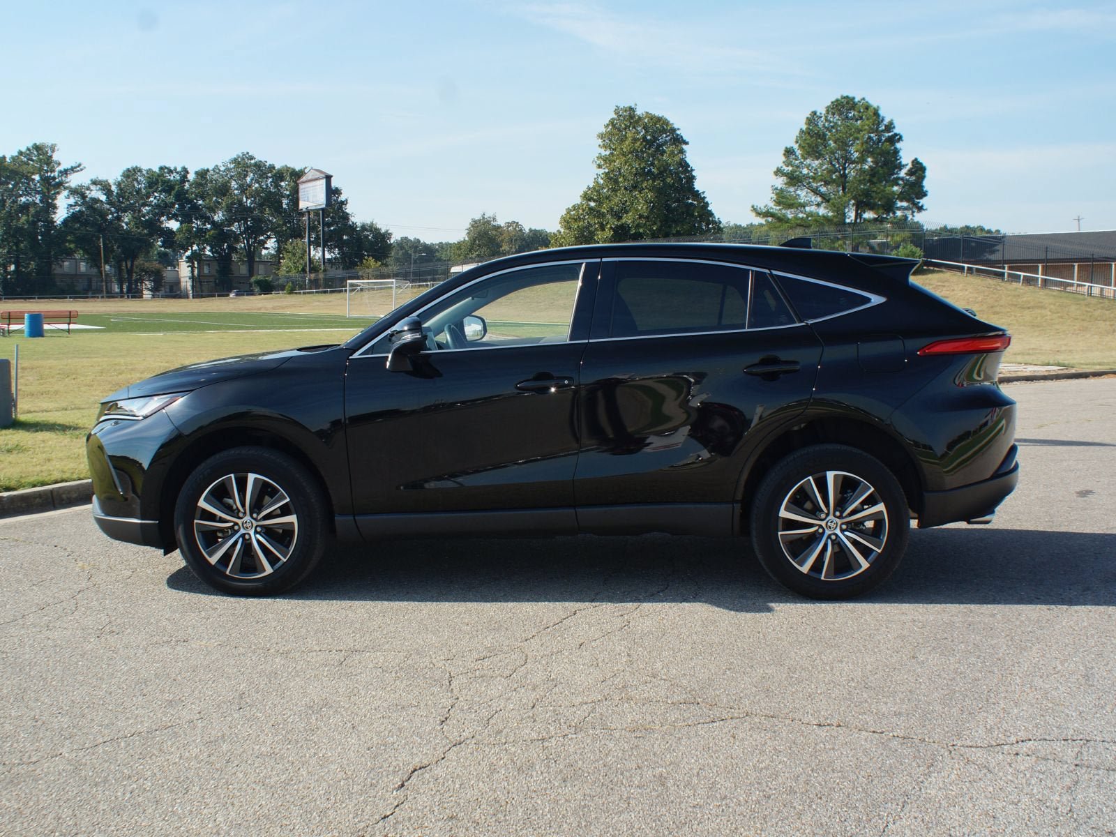 Used 2023 Toyota Venza LE AWD/4WD image 12
