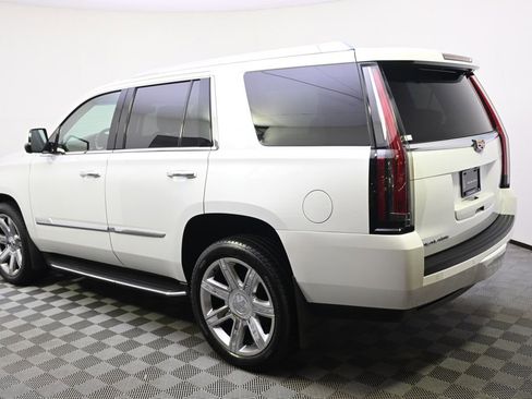 Used 2016 Cadillac Escalade Luxury AWD/4WD image 3