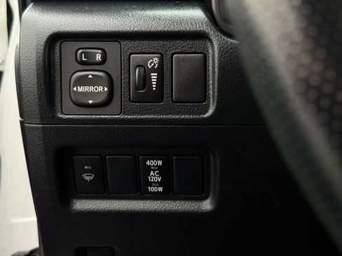 Used 2018 Toyota 4Runner SR5 AWD/4WD image 16