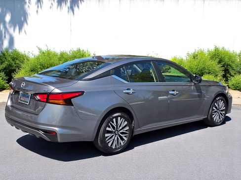 Used 2024 Nissan Altima 2.5 SV image 2