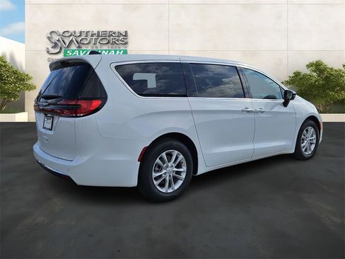 New 2026 Chrysler Pacifica Select image 5